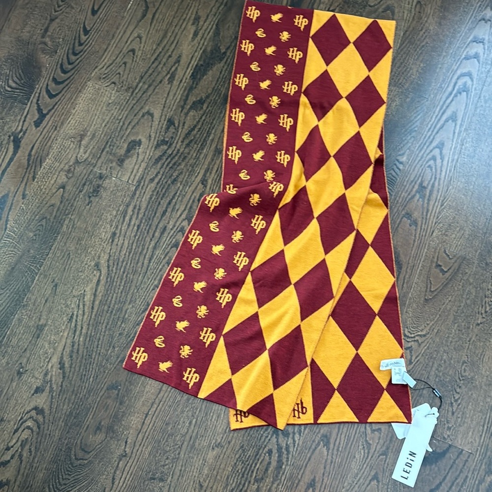 HARRY POTTER SCARF NWT